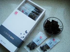 黑木耳提前用温水泡发。