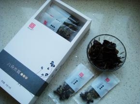 黑木耳提前用温水泡发。