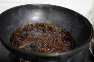 开小火继续熬到白糖起气泡
时常大概两分钟左右即可