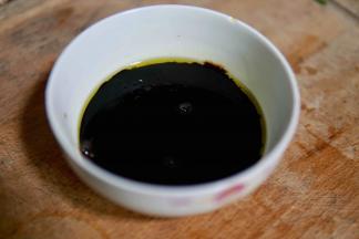 生抽 老抽 白糖 混合均匀备用