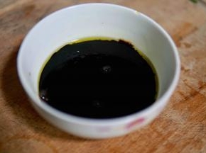 生抽 老抽 白糖 混合均匀备用