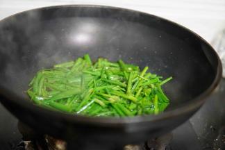 放入切好的葱段小火煎
一定要小火 这样才能让葱香最大程度呈现出来