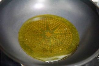 热锅倒入食用油