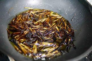 葱段炸到焦黄至渐黑形状变黑的时候
关火油温降低以后倒入酱汁