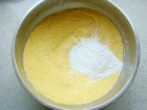 玉米面里倒入少量的糯米粉。（玉米面过下筛，口感会更细腻。）