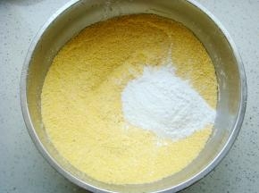 玉米面里倒入少量的糯米粉。（玉米面过下筛，口感会更细腻。）