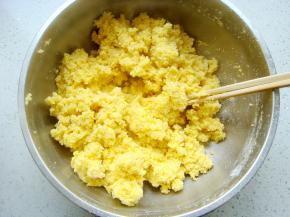 慢慢倒入开水，边倒边划圈搅拌均匀，看不到干粉即可。