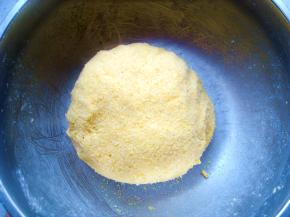 趁温热和成面团。（小心烫手）