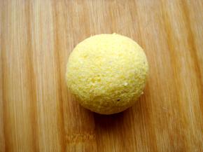 取大约95克左右的面团，用手团成光滑的小圆球。