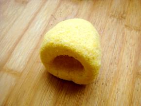 大拇指粘上水（防粘）扎进面团里，转着圈在手心里轻压成窝窝头形状，薄厚要均匀。