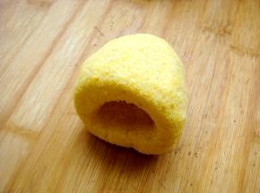 大拇指粘上水（防粘）扎进面团里，转着圈在手心里轻压成窝窝头形状，薄厚要均匀。