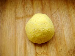 放到砧板上再稍微整理下形状。