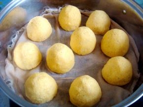 蒸锅里加入水，铺上浸湿的蒸布，放入窝窝头，上气后大火蒸20分钟即可。