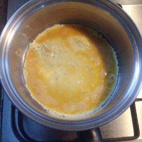 锅里加少许油，将鸡蛋倒入锅里，让鸡蛋均匀受热戳成小块，快速翻炒