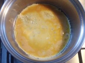 锅里加少许油，将鸡蛋倒入锅里，让鸡蛋均匀受热戳成小块，快速翻炒