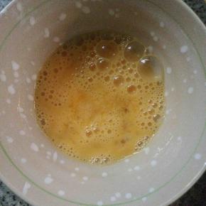 鸡蛋搅拌均匀后加少许盐，再搅拌备用