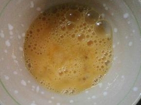 鸡蛋搅拌均匀后加少许盐，再搅拌备用