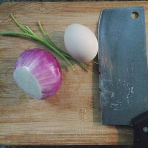 先将洋葱去皮洗净，葱洗净，鸡蛋备好