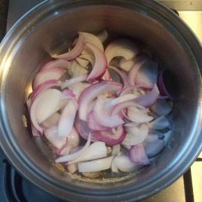 锅里入少许油，（如果之前炒鸡蛋还剩油就不用加）倒入洋葱翻炒