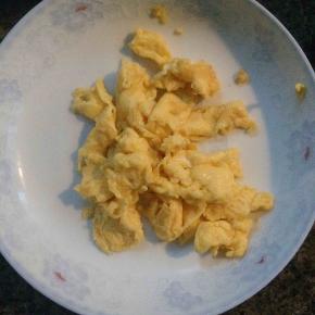 将炒好的鸡蛋，装盘备用