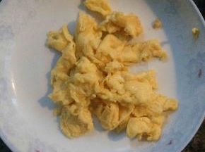 将炒好的鸡蛋，装盘备用