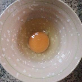 打一个鸡蛋入碗