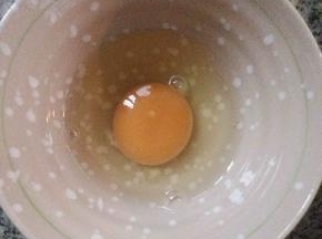 打一个鸡蛋入碗
