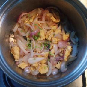 加入刚炒好的鸡蛋，翻炒均匀，最后撒点葱花