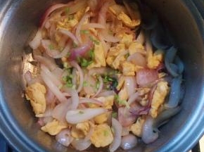 加入刚炒好的鸡蛋，翻炒均匀，最后撒点葱花