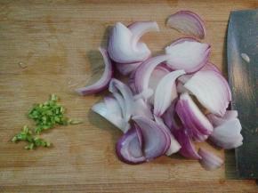 将洋葱切片，葱切成葱花