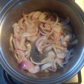 加入少许生抽上色，少许盐继续翻炒