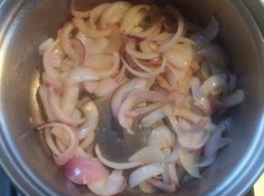 加入少许生抽上色，少许盐继续翻炒