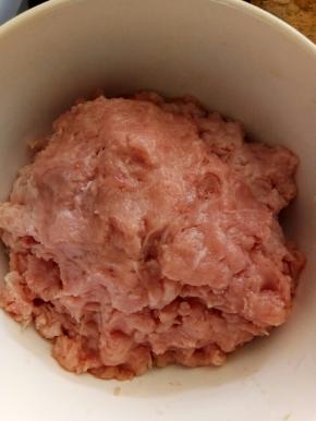 猪肉洗净，用料理机打碎，或者手动剁碎