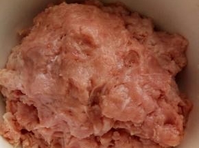 猪肉洗净，用料理机打碎，或者手动剁碎