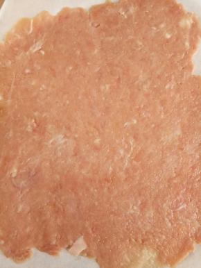 拿一根筷子，向一个方向搅拌至出筋！取一半擀开，