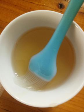 烤箱预热上下火175度。
蜂蜜水，调好。
把擀开的猪肉送入烤箱，烤15分钟取出，刷夜，撒芝麻，再烤15分钟取出，刷夜，铺烤网上，上下火130度，5分钟，即可出炉啦！
