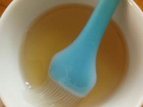 烤箱预热上下火175度。
蜂蜜水，调好。
把擀开的猪肉送入烤箱，烤15分钟取出，刷夜，撒芝麻，再烤15分钟取出，刷夜，铺烤网上，上下火130度，5分钟，即可出炉啦！
