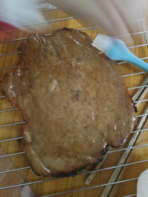 取出，两面刷夜，铺烤网上，换130度，5分钟，即可