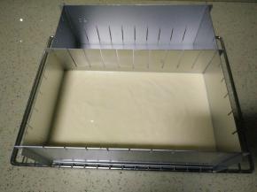 首先制作戚风蛋糕，8寸戚风胚方子和方法，直接把翻拌好的面糊倒入可组合模具里，调成长方形。用力震出大气泡。