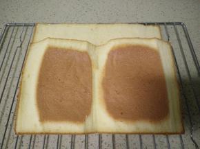 锯齿刀烫热后把蛋糕分成3等份，最上面一层削出翻开的书形状