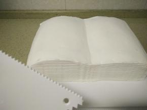 用锯齿刮片抹出书页厚度