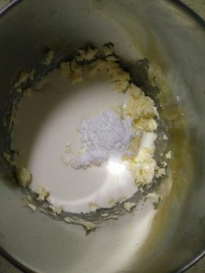 淡奶油和软化的黄油2:1的比例直接打发