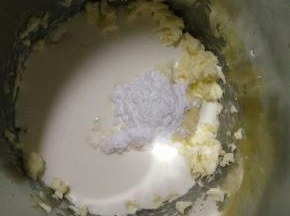 淡奶油和软化的黄油2:1的比例直接打发