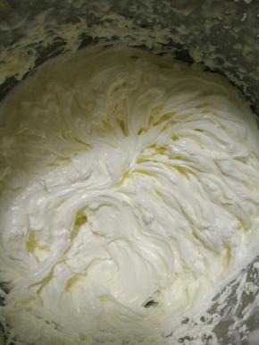 中途如果出现油水分离不要着急，直接隔温水打发几秒就很顺滑了，太软的话再隔冰水打发几秒