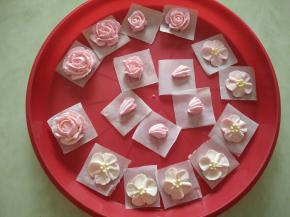 再调深一点的粉色，挤出玫瑰。放冰箱里冷冻10分钟以上。