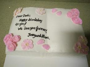 将冷冻的花随意摆放在蛋糕上