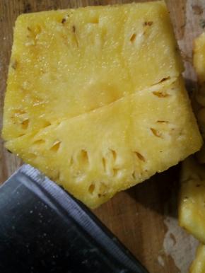 凤梨去皮切小丁，把肉剁碎，挤出汁，备用