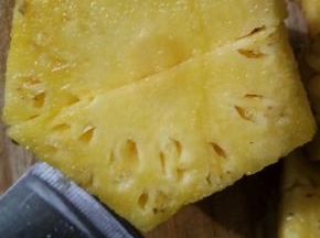 凤梨去皮切小丁，把肉剁碎，挤出汁，备用