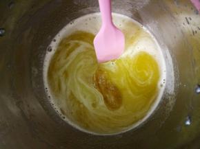 不粘锅里倒入凤梨汁，加入麦芽糖和白糖，