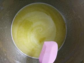 小火熬至糖融化，